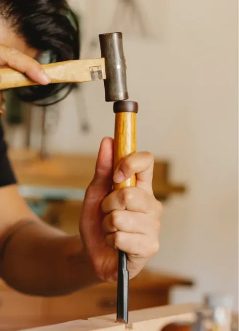 meubelmaker aan het werk